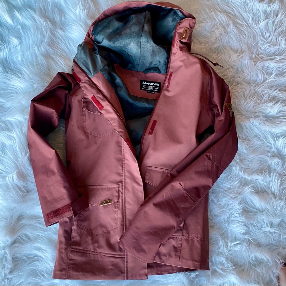 Dakine slim fit women’s ski jacket in burnt red
